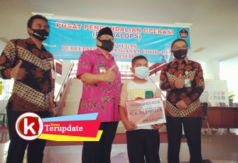 Walikota Blitar Santoso (dua dari kiri) ketika menyerahkan secara simbolis kepada penerima manfaat (foto: Faisal NR / Klikwarta.com) 