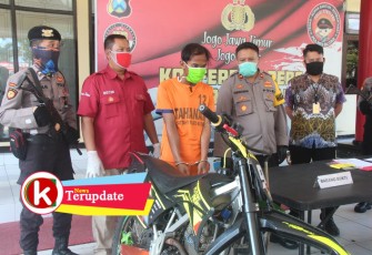 Polisi Menunjukkan Pelaku dan Barang Bukti saat Konferensi Pers Dihadapan Awak Media 