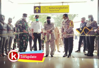 Walikota Blitar Santoso saat Mamotong Tali Bunga Sebagai Penanda Peluncuran Stasiun dan Terminal Tangguh Semeru Covid-19 (foto: Faisal NR / Klikwarta.com) 