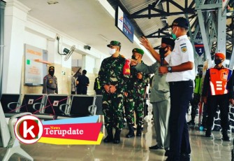Dandim 0808/Blitar Letkol Inf Kris Bianto saat Meninjau Salah Satu Area Stasiun Blitar (foto: Pendim Kodim 0808/Blitar for Klikwarta.com)