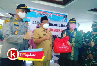 Walikota Santoso (dua dari kiri) saat Menyerahkan Bantuan kepada Veteran (foto: Faisal NR / Klikwarta.com) 