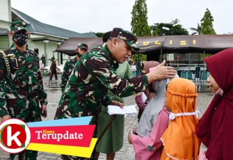 Danrem saat berikan tali asih ke anak-anak panti asuhan