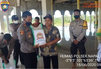 Polsek Napal Putih Polda Bengkulu Giat Baksos Bersihkan Tempat Ibadah dan Santuni Anak Yatim Piatu