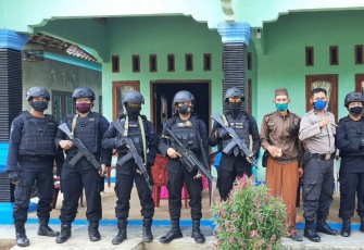 <p><strong>Klikwarta.com, Lampung -</strong> Personel Kompi 1 Batalyon C Pelopor Satbrimob Polda Lampung melaksanakan kegiatan patroli antisipasi rawan kamtibmas. Kegiatan dilaksanakan menuju TKP dan rumah korban penusukan di Kecamatan Abung Timur, Kabupaten&nbsp;Lampung Utara, Minggu (07/06/2020).</p>  <p>Berdasarkan Informasi telah terjadinya penusukan warga desa Sumber Agung kecamatan Abung Timur, Kota Bumi, Lampung Utara. Atas perintah langsung dari Komandan Satuan Brimob Polda Lampung Kombespol Donnyar