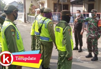 Babinsa Kelurahan Karangasem Koramil 01/Laweyan Kodim 0735/Surakarta memberikan pengarahan kepada anggota Linmas terkait new normal.