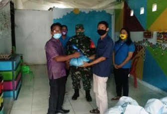 Babinsa Koltem Dampingi Penyaluran Bansos Sembako Tahap IV