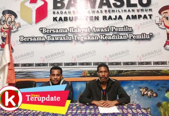 Ketua Bawaslu Raja Ampat Markus Rumsowek S.Sos (kanan) saat gelar konferensi pers