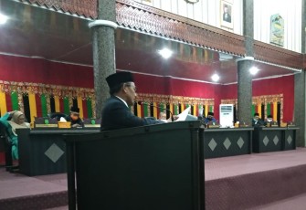 H.Bainudin Ondo saat menyampaikan laporan Tim Pansus I DPRK Aceh Singkil.