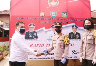 Polda Bengkulu Bersama Gugus Tugas Covid–19 Adakan Rapid Tes Massal di Pasar Panorama
