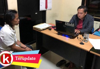 Tersangka (kiri) saat diperiksa penyidik