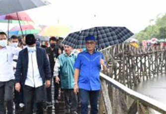 Plt. Gubernur H. Isdianto saat melakukan peletakan batu pertama pembangunan Jembatan Marok Tua di Kabupaten Lingga