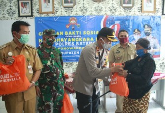 Polres Batang Kembali Bagikan Paket Sembako ke Warga