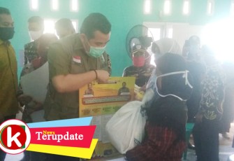 Bupati Pesawaran Serahkan Bantuan ke Pedagang UMKM Terdampak Covid-19