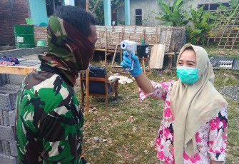Bides Dewi Lakukan Pengecekan Kesehatan Warga dan Anggota Satgas di Desa Ngepoh