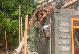 Serma Nurhadi Pasang Besi Cor atas Bangunan