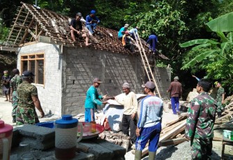 Genteng Rumah Mulai Dipasang oleh Satgas TMMD dan Warga Dusun Ngepoh