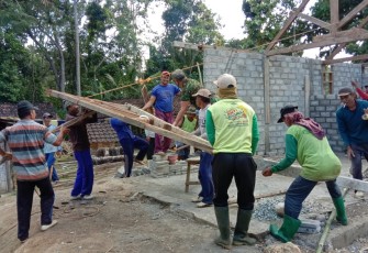 Ringan Sama Dijinjing demi Terselasinya Pembangunan TMMD