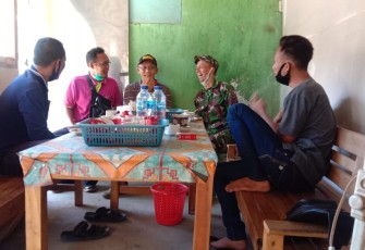 Sartono Duduk dengan Santai Nikmati Kopi Sambil Dengarkan Arahan dari Babinsa