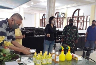 Babinsa kelurahan Bitung timur bersama Babinsa dan toko agama dan tomas pantau Penerapan new normal di tempa ibadah