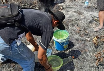 Polsek Pondok Suguh Polda Bengkulu Padamkan Dengan Alat Seadanya Cegah Karhutla