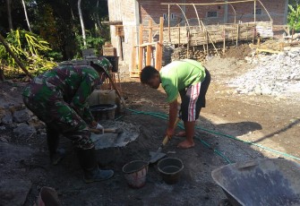 Karyono Bantu Satgas Aduk Semen dalam Membangun Rumahnya