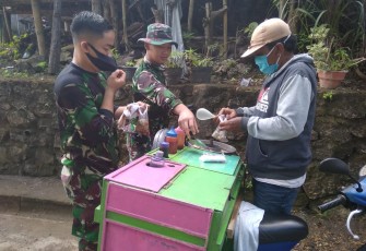 Karyaji Berdagang Masih Gunakan Masker