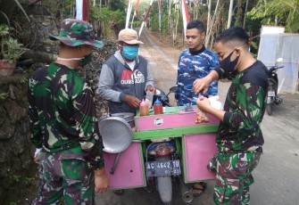 Lokasi TMMD di Desa Ngepoh Kini Dibanjiri Pedagang Keliling