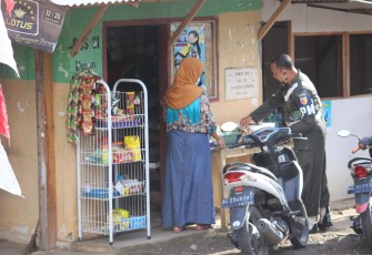 Polisi Militer Sempatkan Belanja ke Warung