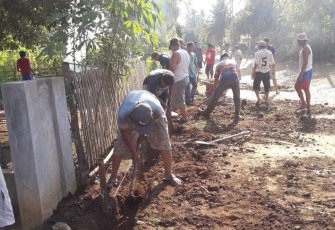 Kades Desa Niur Bersama Warga Bergotong-royong Gali Siring Jalan dan Menimbun Bahu Jalan