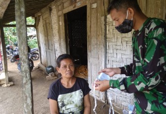 Anggota Koramil 0807/14 Bantu Berikan Masker Kepada Warga Desa di Lokasi TMMD
