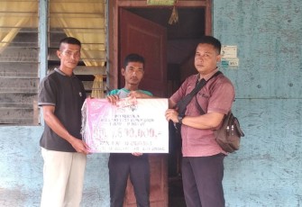 Pemdes Pea Bumbung Singkil menyalurkan BLT DD door to door kerumah warga penerima.