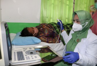 Ibu Dandim Kendari Berikan Pelayanan Gratis