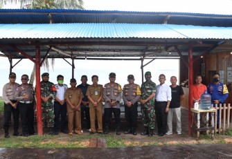 Kapolres Lingga Berikan Bansos Kepada Warga