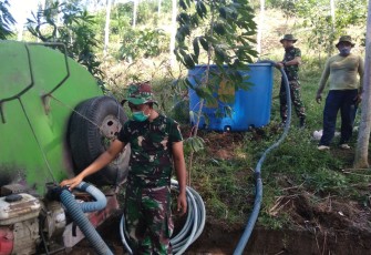 Air untuk Perabatan Jalan Desa Ngepoh Mulai Didistribusikan