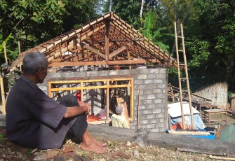 Mbah Diman :”Saya Ingin Membantu Tapi Tenagaku Tak Mampu”