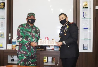 Dandim 0315/Bintan dan Seluruh Dansat FKPD Tanjungpinang Berikan Kejutan ke Kapolres Tanjungpinang