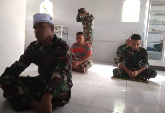 Anggota Satgas Laksanakan Shalat Jumat Bersama Warga