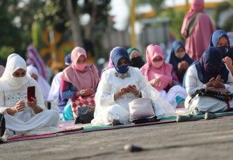 Plt. Walikota Tanjungpinang Hj. Rahma S.IP saat melaksanakan sholat Ied