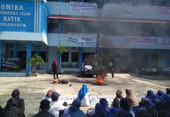 Aksi demonstrasi ratusan mahasiswa dosen dan karyawan Universitas Islam Batik (Uniba) Surakarta di halaman kampus setempat.