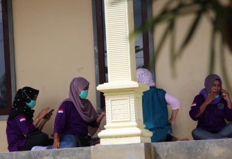 Wanita Cantik Ini Menunggu Datangnya Tim Pelaksana TMMD 108 di Masjid