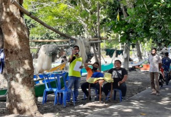 Staf kelurahan bersama pihak kantor pos salurkan BST