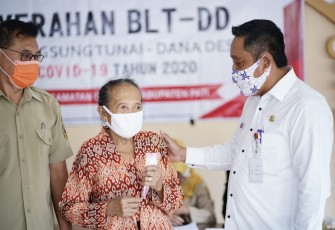 Wabup Saiful Arifin ketika memberikan bantuan