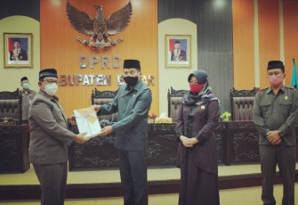 Penyerahan Nota Persetujuan Raperda Pertanggungjawaban Pelaksanaan APBD Kabupaten Blitar Tahun Anggaran 2019