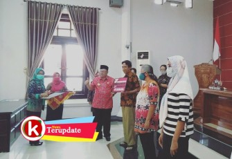 Walikota Santoso saat Menyerahkan Bantuan Rehabilitasi Rumah ke Penerima Bantuan (foto: Faisal NR / Klikwarta.com) 