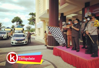 Bupati Rijanto Memberangkatkan Rombongan Pengangkut Bansos Kepada Warga Terdampak Covid-19 Tahap Dua (foto: Faisal NR / Klikwarta.com) 