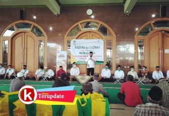 Walikota Santoso Sebelum Menyerahkan Sembako Memberikan Sambutan Arahan (foto: Faisal NR / Klikwarta.com) 