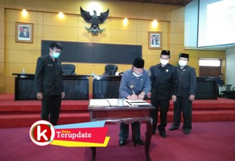 Walikota Santoso Menandatangani Nota Persetujuan Bersama Pertanggungjawaban APBD Tahun 2019 (foto: Faisal NR / Klikwarta.com) 