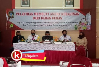 Lurah Turi Bambang Irawan (dua dari kiri) di Acara Pembuatan Aneka Kerajinan dari Bahan Bekas (foto: Faisal NR / Klikwarta.com) 