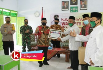 Walikota Santoso Menyerahkan Penghargaan ke Pengasuh Ponpes Nurul Ulum (foto : Faisal NR / Klikwarta.com) 
