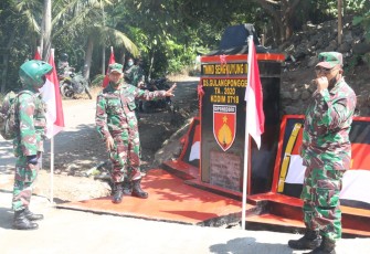 Kasdim Pati ketika meninjau TMMD Sengkuyung Tahap II